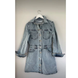 Jeansklänning - Jag säljer denna snygga jeansklänning från Zara i storlek S. Använt fåtal gånger och fortfarande i fint skick🌺
