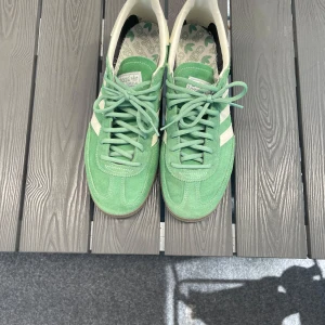 Adidas Spezial - Ett par i stort sett helt nya adidas spezial i grön färg. Storlek 44. Nypris ca 1000