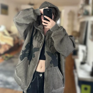 Oversized brun y2k  hoodie - Säljer den här skitsnygga och sköna hoodien då den tyvärr inte är min stil. Perfekt nu till hösten och vintern då den är fodrad på insidan. Passar bra oversized på mig som är storlek S/XS men hade också suttit perfekt på någon större än så eftersom den är storlek L. 