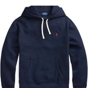 Mörkblå hoodie från Polo Ralph Lauren - Säljer en mörkblå hoodie från Polo Ralph Lauren med vit snörning och klassisk röd logga på bröstet. Tröjan har huva, känguruficka och är tillverkad i mjuk bomull. Perfekt för chill dagar eller när du vill ha en clean och stilren look.