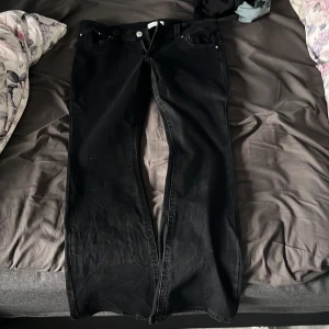 Svarta jeans från Perfect Jeans (Gina) stl 44 - Svarta jeans från Perfect Jeans i storlek 44. Jeansen har dragkedja och knapp framtill, boot cut och bälteshällor. Perfekta till din vardagsstil. Använda max 5 gånger och köpta för 450