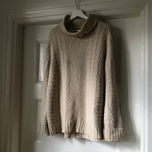 Beige polotröja från Tiger of Sweden - Säljer en chunky beige kabelstickat polotröja från Tiger of Sweden🩵💕