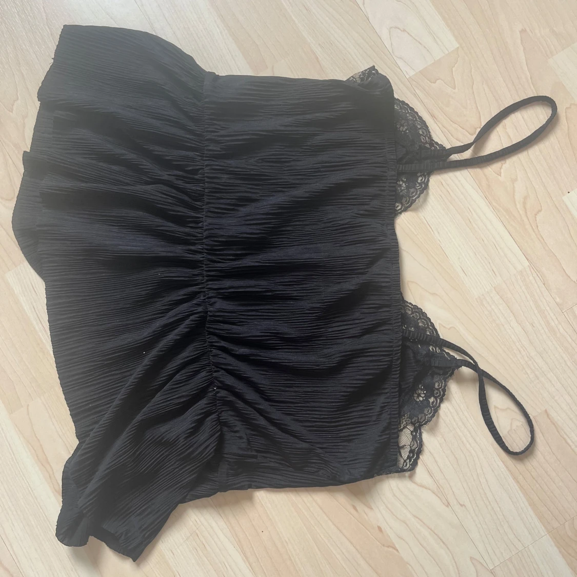 Svart spets plisserad linnetopp från Amisu - 1