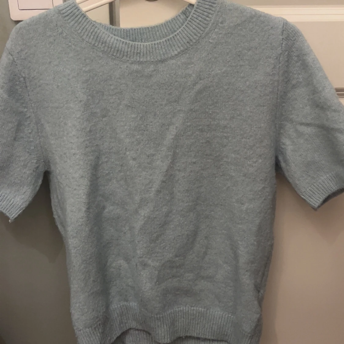 Ljusblå stickad kortärmad tröja