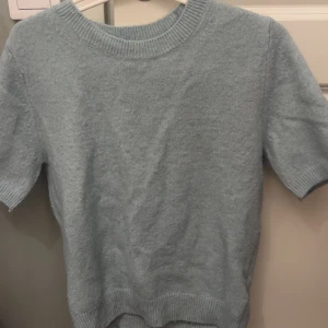 Ljusblå stickad kortärmad tröja - Stickad t-shirt, den är från hm. Den är lite nopprig men går bort med en nopperborttagare❤️🥰😊