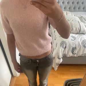 Ljusrosa stickad kortärmad tröja - Söt stickad t-shirt ifrån Gina!💞