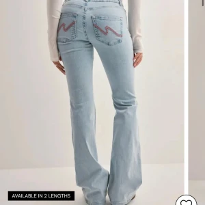 Ljusblå bootcut jeans med slitningar - Säljer dessa supertrendiga och supersnygga jeans från Nelly! Köpta i våras men inte använda särskilt många gånger! Supersupersköna verkligen!!🩷priset är diskuterbart!