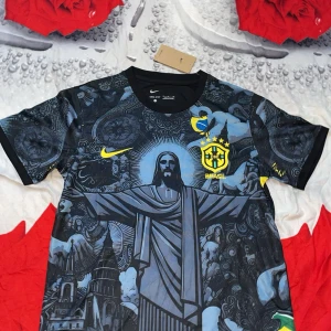 Nike Brasil Dri-FIT svart fotbollströja S - Unik svart Brasilien fotbollströja från Nike med detaljerat tryck av Kristusstatyn och brasilianska symboler. Gula loggor och emblem, kortärmad modell i Dri-FIT-material som andas. Perfekt för dig som vill sticka ut på planen eller läktaren.