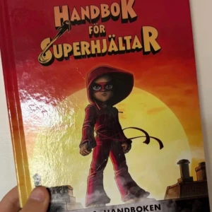 Handbok för Superhjältar - En fartfylld och spännande bok om Lisa som hittar en handbok för superhjältar. Med coola illustrationer och superhjältekrafter är detta en perfekt bok för unga som gillar äventyr, mod och att hitta sin egen styrka.