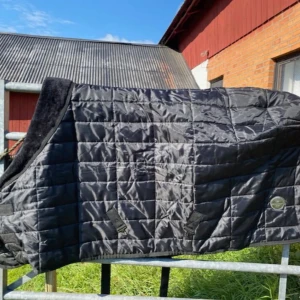 Svart quiltad stalltäcke  för häst - Stalltäcke från JH colection, helt oanvänt. 1000kr nytt och mitt pris 350kr💓