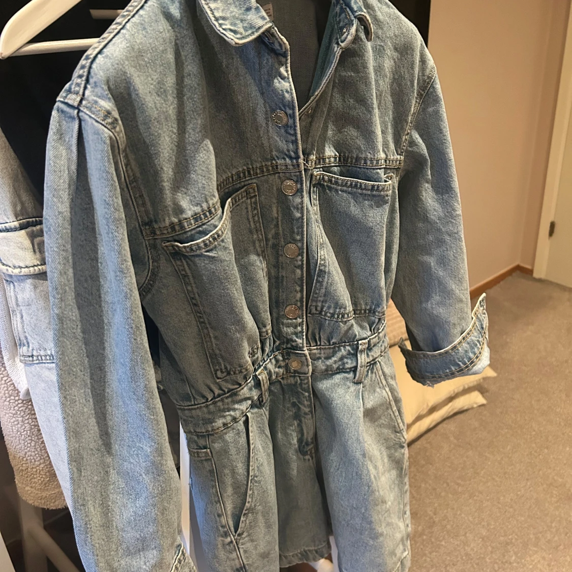 Ljusblå jeansklänning från Mango XS