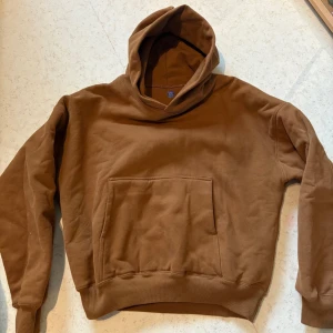 Yeezy gap hoodie  - Säljer en Yeezy gap hoodie, väldigt bra och tjockt material eftersom det är som två hoodies i en . Fin cropped passform om man nu gillar det :)