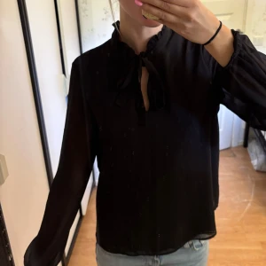 Blus  - Säljer denna finna blus med ett knyte fram till i storlek xs.😊💕