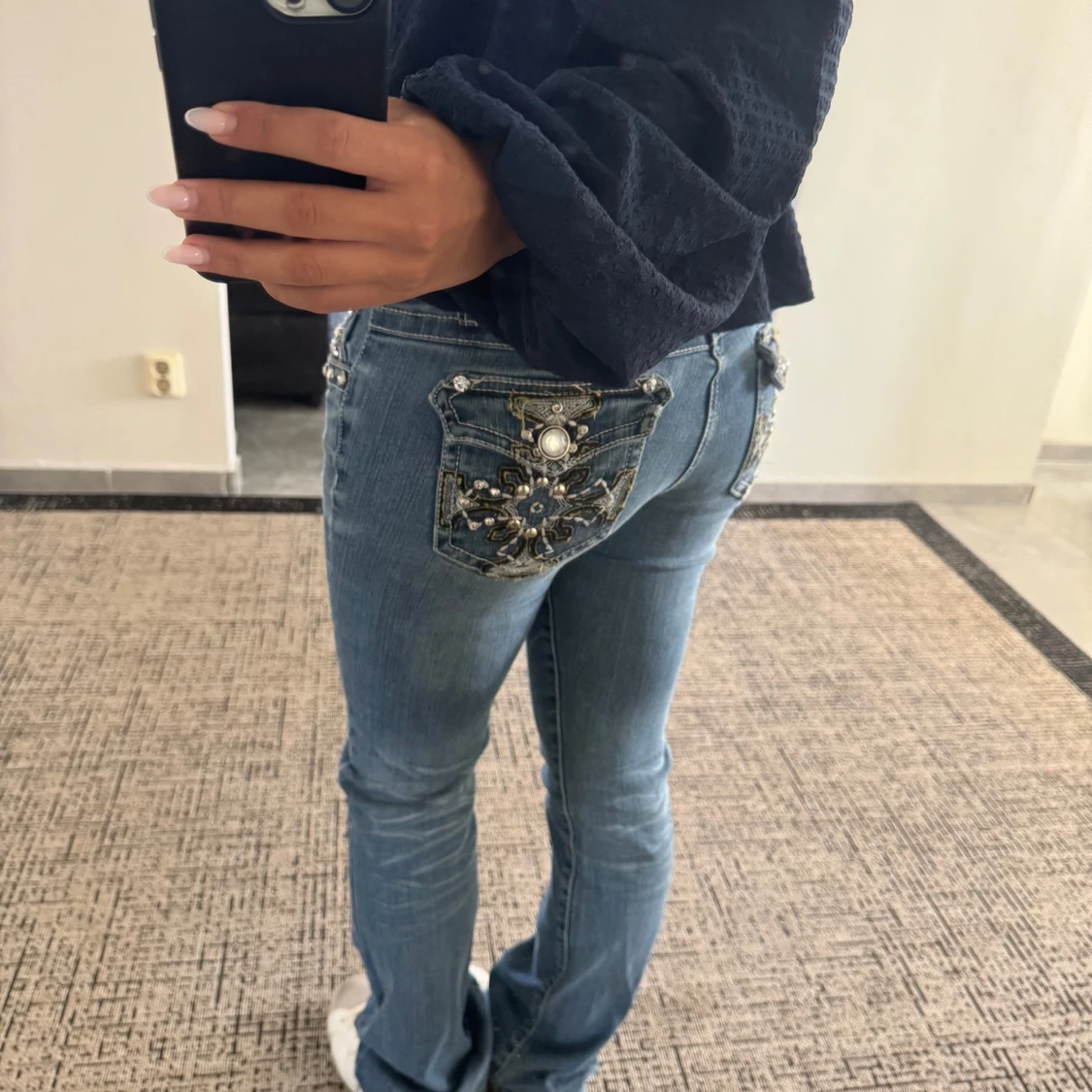 Blå jeans med pärldetaljer från LA Idol