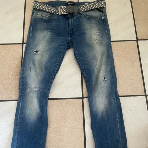 Replay Slim fit jeans - Säljer nu dessa replay jeans i strl 30/30 eftersom jag inte passar de längre. Nypris runt 1500kr säljer endast för 150kr. Skriv ifall du har några frågor.