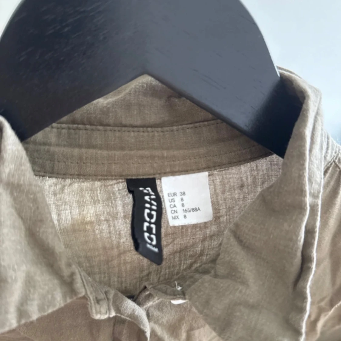 Beige henley-skjorta  - 1