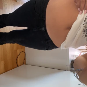 Svarta lowwaist bootcut jeans - Snygga svarta jeans med bootcut passform och klassisk femficksdesign. Jeansen har låg midja och är tillverkade i ett stretchigt bomullsmaterial som sitter skönt och formar sig efter kroppen. Perfekta för dig som gillar en tidlös look med utsvängda ben. 🥰😊