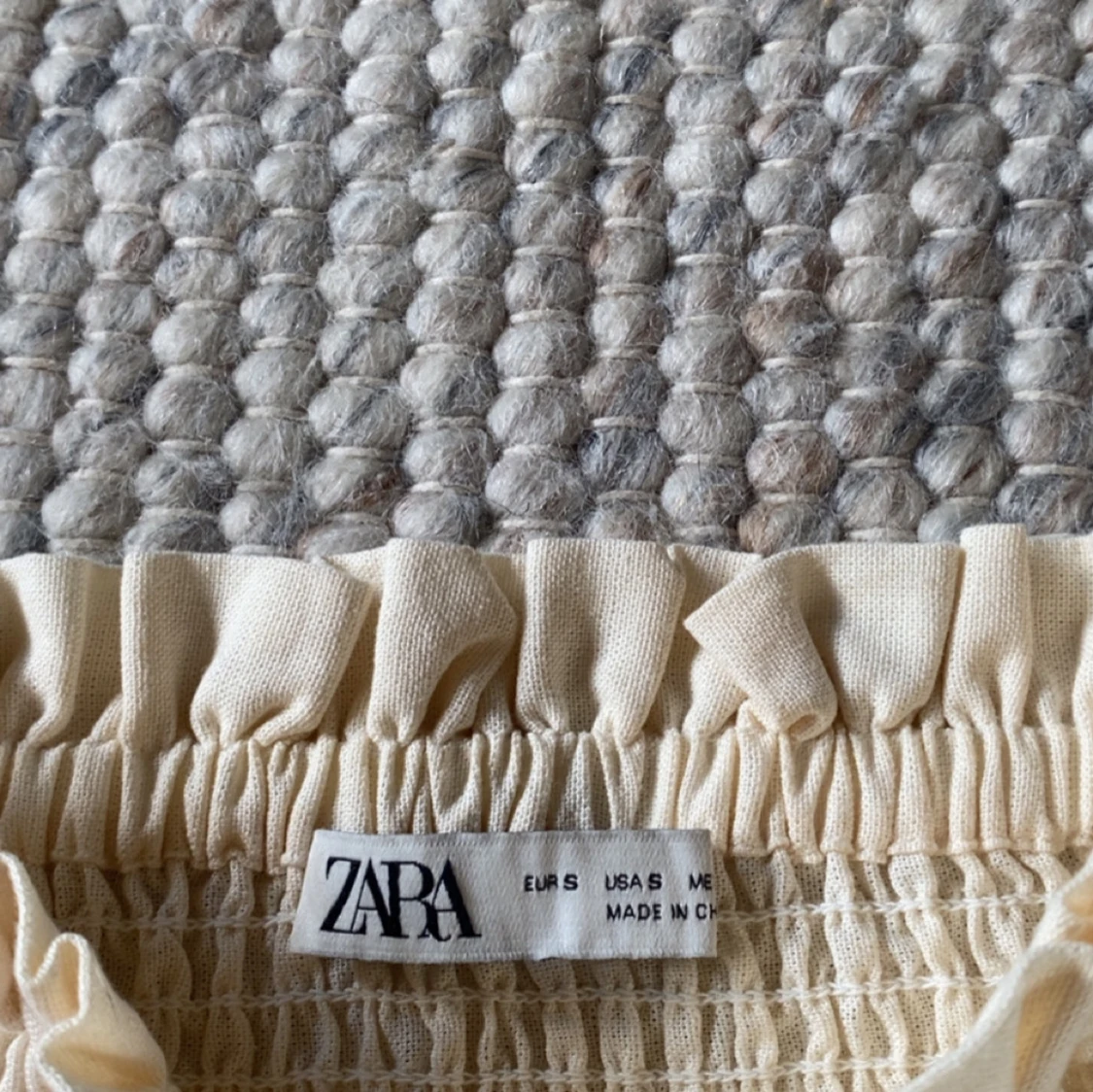 Beige kortkjol med snäckdetaljer från Zara - 2