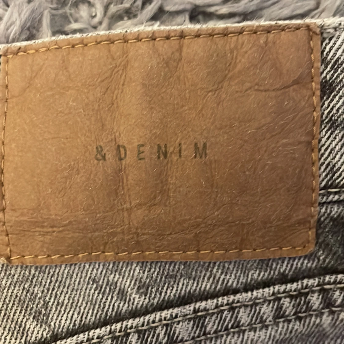 Grå baggy jeans från &Denim, strl 34 - 3