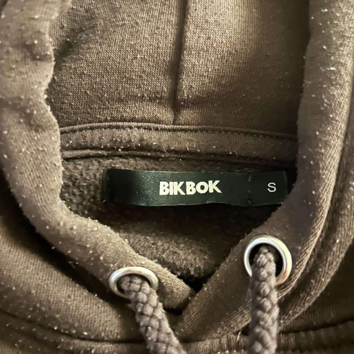 Brun hoodie från Bik Bok  - 2