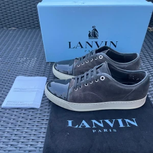 Lanvin Grey elephant  - Säljer nu dessa Lanvin Grey elephant i uk 7 som är 41 men passar mer 42 där box o dustbag ingår, skorna är i mycket fint skick. Skriv för fler bilder/frågor🙌🏼