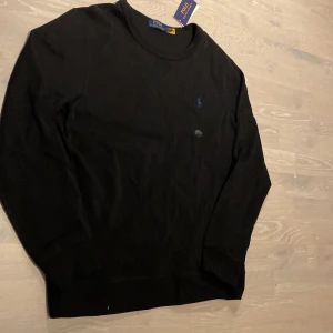 Svart tjock tröja från Polo Ralph Lauren - SÄLJER BILLIGT FÖR JAG MÅSTE HA PENGAR.   Jätte fin Ralph lauren hoddie ( den lite tjockare tröjan). Inga fläckar eller hål. Den är i storlek M och måtten finns på sista. Priset kan diskutera och skickar inom 24 Tim 💨😊
