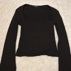 Svart långärmad topp från Missay - En svart långärmad topp från Missay med fyrkantig urringning och figurnära passform. Stretchigt och tunt material, även väldigt mjuk. Går att matcha med det mesta!💕