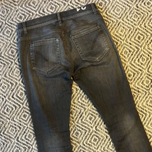 DONDUP GEORGE JEANS - Tjena! Säljer nu ett par tvär feta Dondup jeans! | Skick 9/10 Mycket bra! | Midja: 41cm | Längd: 106cm | Nypris ca 3500kr | Mitt pris 899kr | Kom gärna pm vid frågor eller funderingar | Postas eller möts upp i Gävle!