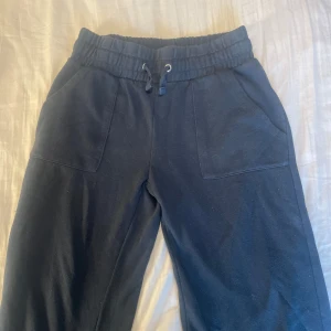 Mörkblå mjukisbyxor från lager - Mjukisbyxor från lager!