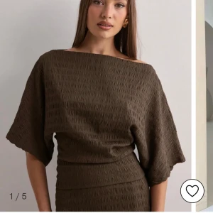 Brun topp från Nelly - Snygg brun topp med offshoulder och vida, korta ärmar. Perfekt för dig som gillar en avslappnad men trendig look. Är i storlek xxs men passar mig som brukar ha S också. Det beror lite på hur man vill att den ska sitta, men skulle säga att den är lite oversize/stretchig. Helt slut på hemsidan 