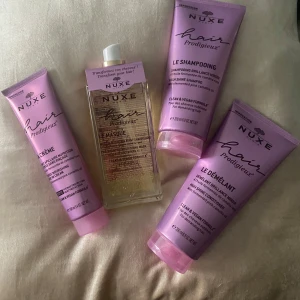 Nuxe Hair Prodigieux hårvårdskit - Säljer ett kit med Nuxe Hair Prodigieux: schampo, balsam, leave-in-kräm och hårmask. Produkterna kommer i snygga lila tuber och flaska, med vegansk formula och fermenterad rosa kameliaolja för glansigt och vårdat hår.