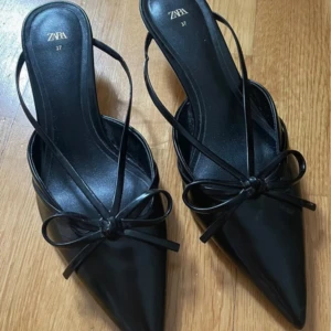 Svarta klackar med rosett från Zara - Supersnygga svarta klackar från Zara 🖤Sköna och enkla att gå i.