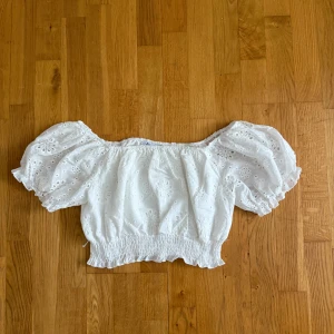 Vit topp - Så fin vit topp jag köpte i Grekland i storlek S, aldrig använd. Kan tyvärr inte skicka bild med den på då den inte passar mig💗