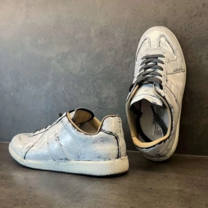 Margiela skor - Helt oanvända väldigt populära painted Mason margielas! Storlek 43, ingen box tillkommer tyvärr.