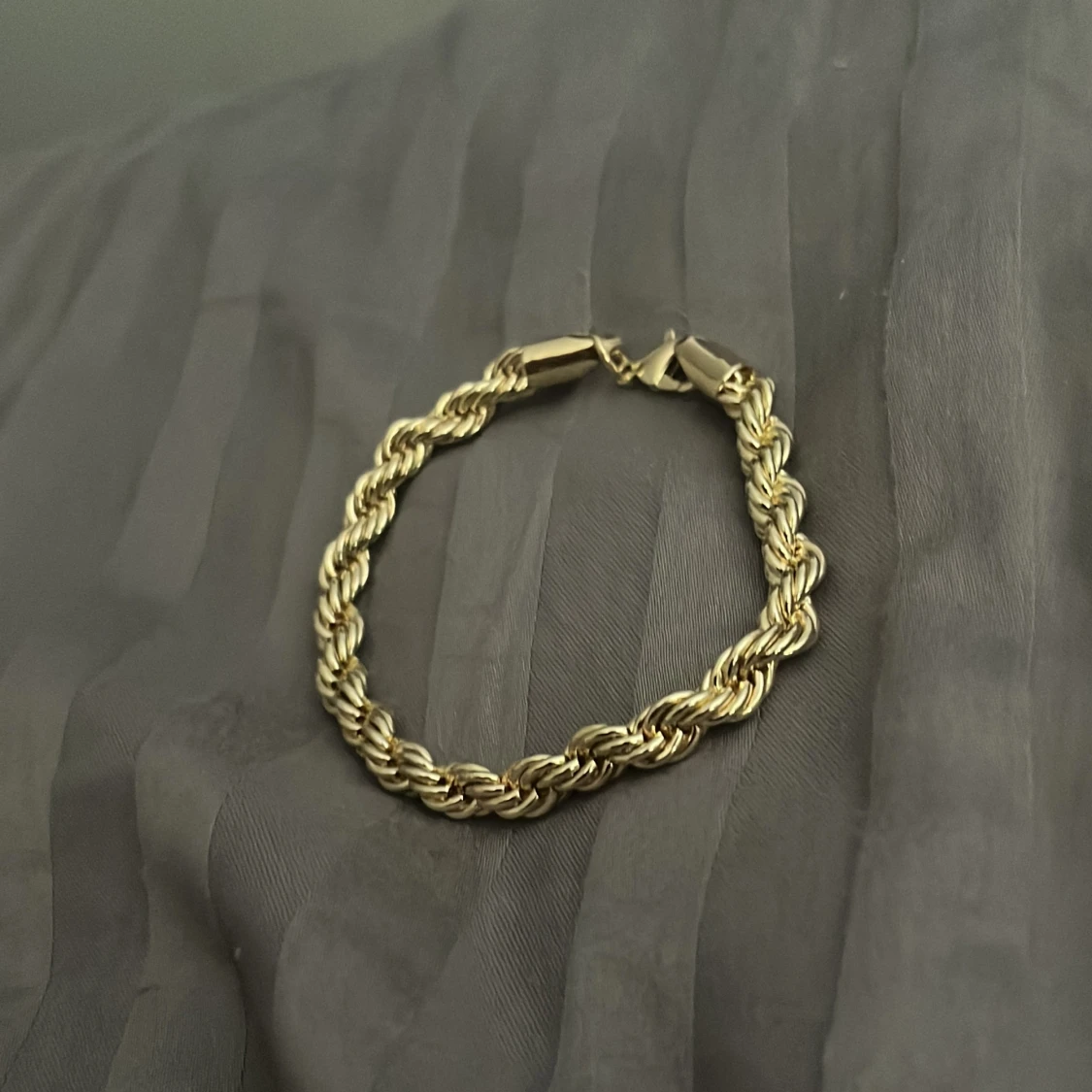 Flätat guldarmband med kedjelook