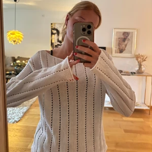 Vit stickad långärmad tröja - Vit stickad tröja med lång ärm och snygga hålstickade ränder. Snygg till hösten!