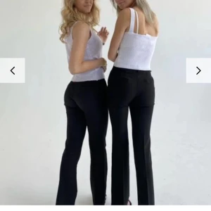 Kosymbyxor - Svarta lowwaisted kostymbyxor från Design by Si 🖤 storlek Xs och liten bit insydda i låren, andvända fåtal gånger