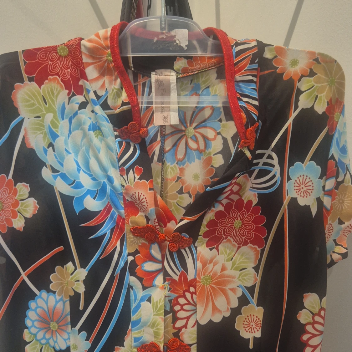 Blommig blus från Famosa i svart