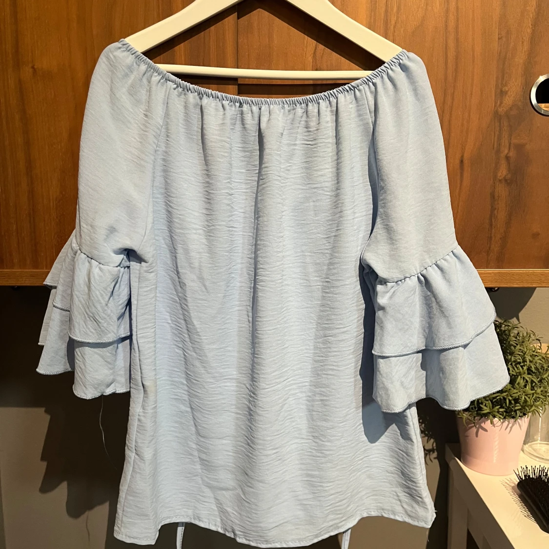 Ljusblå offshoulder blus från Hailys (affär i Grebbestad) - 1