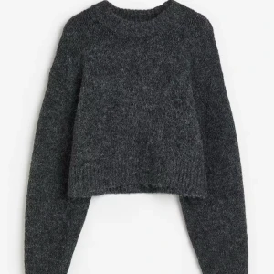 Mörkgrå croppad stickad tröja - fin stickad tröja från hm som är i mycket fint skick. Den är croppat och väldigt varm.