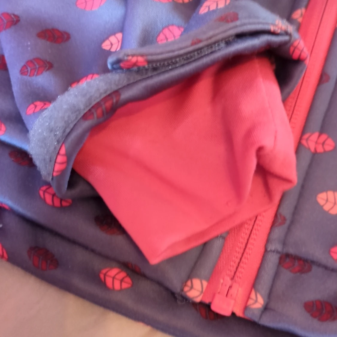 Blå och rosa vindjacka med lövmönster - 3