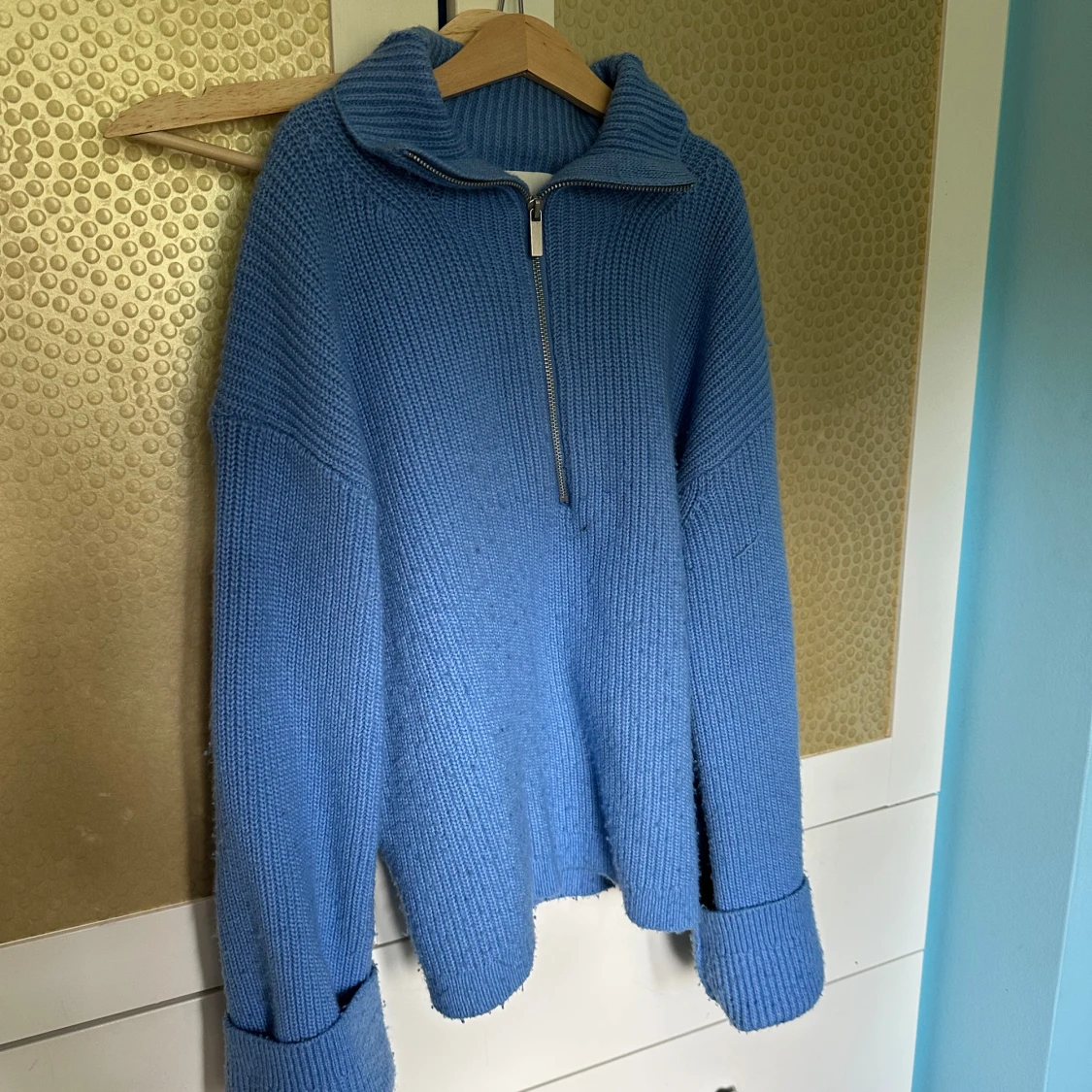 Blå stickad tröja med half zip