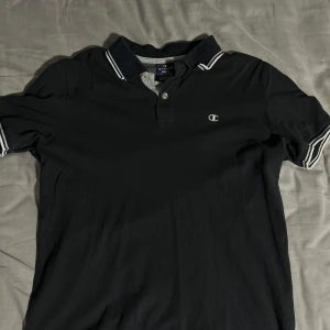 Svart pikétröja från Champion - Svart pikétröja från Champion 