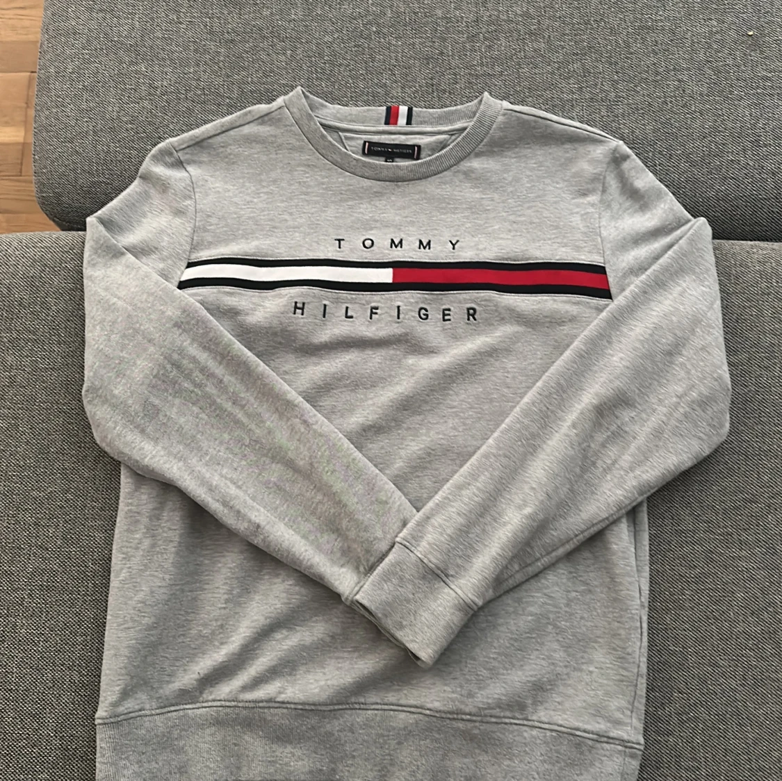 Grå Tommy Hilfiger sweatshirt - 2