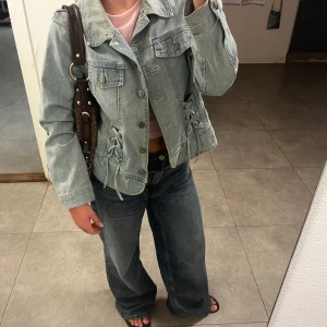 jeansjacka - så häftig jeansjacka med snygga detaljer💖💖