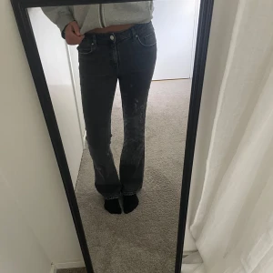 Svarta bootcut jeans med stretch - Säljer ett par svarta jeans med bootcut-modell. Materialet är stretchigt för extra komfort och de har en mörk tvätt. Bra skick