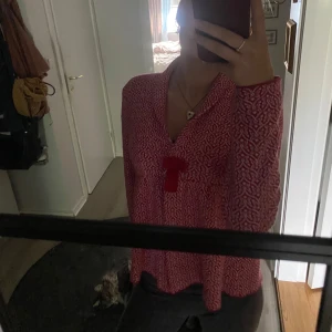 Röd kofta med rosett - Supersöt röd kofta med vitt mönster och en rosett framtill. använd fåtal gånger. skriv för fler bilder eller frågor💕