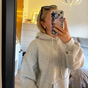 Ljusgrå hoodie - Ljusgrå hoodie från BikBok i storlek XS. Mjuk och skön, perfekt för chill och kalla dagar. Långa ärmar och en loose fit. Köptes för 400kr och har inte kommit till användning🩷