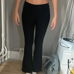 Svarta bootcut byxor Gina Tricot XS - Svarta bootcut byxor från Gina Tricot i modellen Basically Basics. Byxorna har hög midja och är tillverkade i ett stretchigt material som sitter snyggt och bekvämt. Perfekta för dig som gillar en stilren och enkel look.