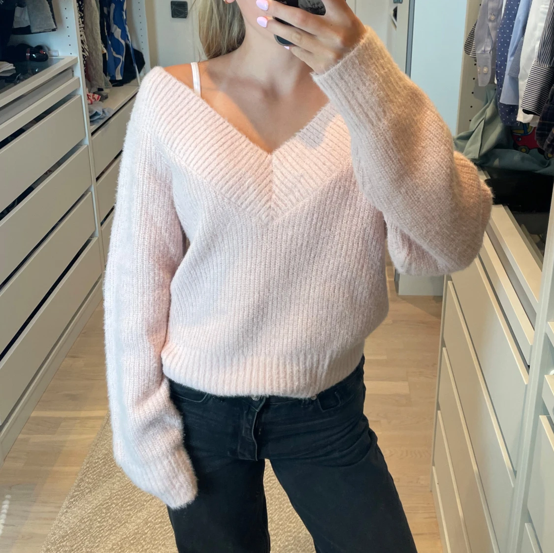 Ljusrosa stickad v-ringad tröja